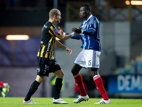 Häckens Simon Gustafson reagerar på tacklingen som