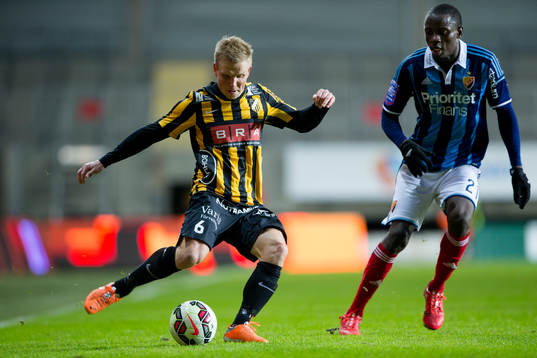 Häckens David Frölund före Djurgårdens Nyasha Mushekwi