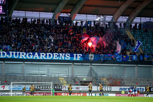 Djurgården firar 0-1 målet nedanför sin tillresta klack