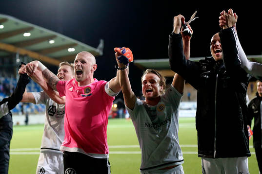 GIF Sundsvall med målvakt Tommy Naurin till vänster jublar