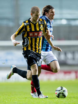 Häckens Simon Gustafson jagad av Djurgårdens Jesper