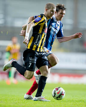 Häckens Simon Gustafson jagad av Djurgårdens Jesper