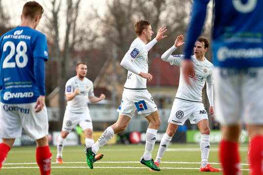 GIF Sundsvalls Johan Eklund jublar med Lars Krogh Gerson
