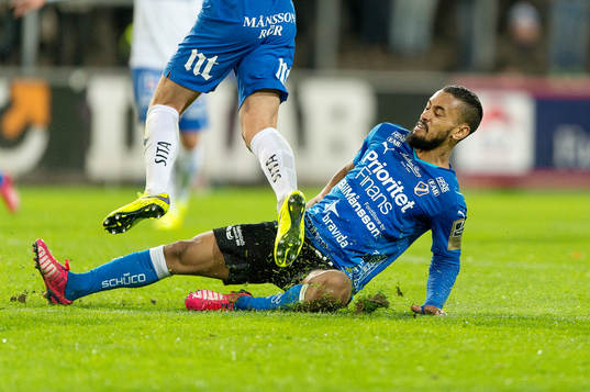 Halmstads Junes Barny drar på sig en frispark