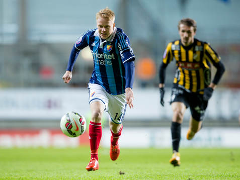 Djurgårdens Elliot Käck före Häckens Dardan Rexhepi