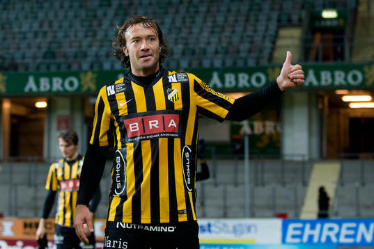 Häckens Diego Lugano gör tummen upp när han tackar fansen