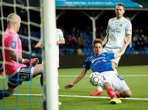 Målchans för Åtvidabergs Victor Sköld intill GIF