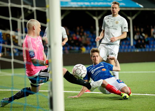 Målchans för Åtvidabergs Victor Sköld intill GIF