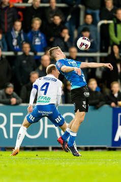 Halmstads Shkodran Maholli tar ner bollen