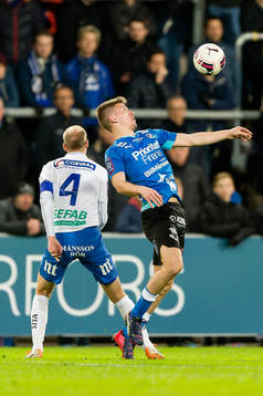 Halmstads Shkodran Maholli tar ner bollen