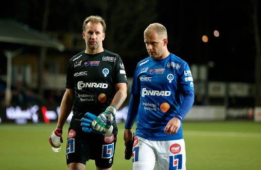 De äldsta på planen målvakt Henrik Gustavsson och