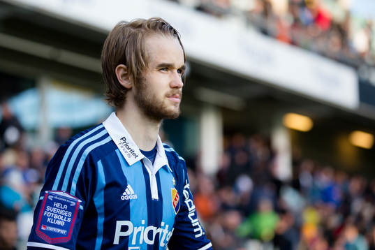 Djurgårdens Daniel Berntsen på väg in till planen för