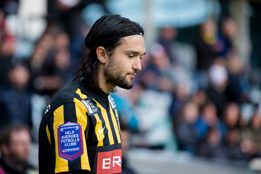 Häckens Leonard Zuta på väg in till planen för
