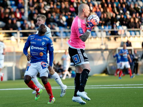 Åtvidabergs John Owoeri deppar vid GIF Sundsvalls målvakt