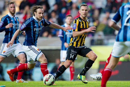 Häckens Martin Ericsson slår en pass förbi Djurgårdens