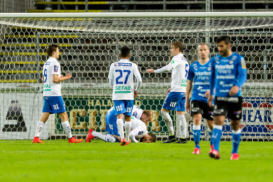 Norrköpings Emir Kujovic kysser marken