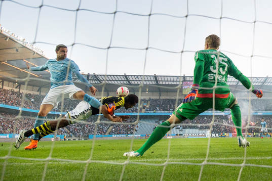 s Noah Sonko Sundberg och målvakt Patrik Carlgren