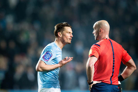 Malmö FFs Markus Rosenberg diskuterar med matchdomare