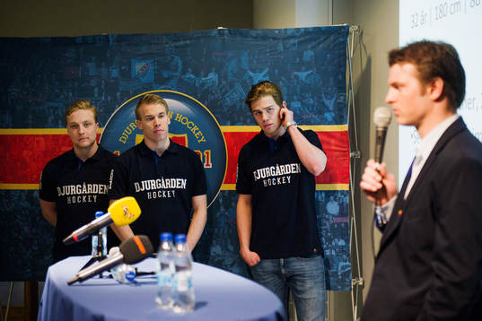 Sportchef Joakim Eriksson presenterar nyförvärven Linus