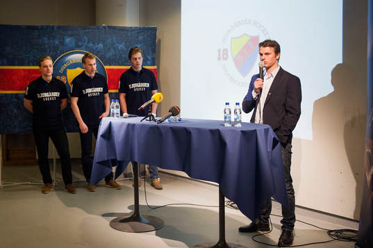 Sportchef Joakim Eriksson presenterar nyförvärven Linus