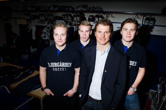 Sportchef Joakim Eriksson med nyförvärven Linus
