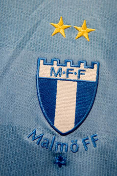Malmö FFs emblem på en tröja som hänger i MFF-Shopen