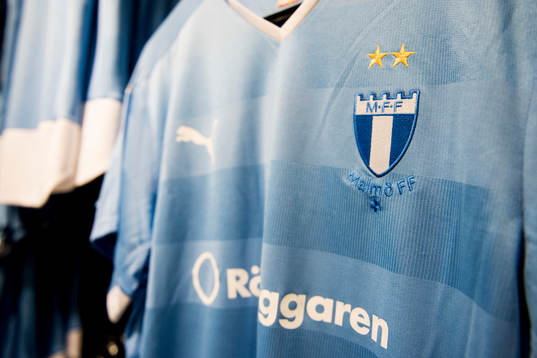 Malmö FFs emblem på en tröja som hänger i MFF-Shopen