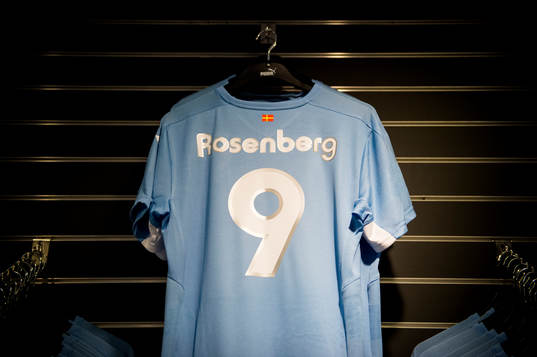 Malmö FFs Markus Rosenberg tröja hänger i MFF-Shopen