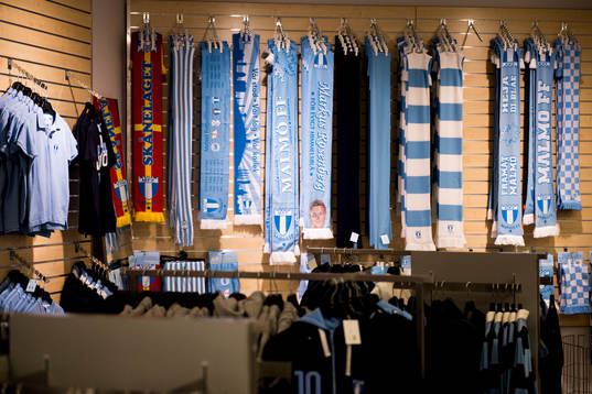Malmö FF halsdukar till salu i MFF-Shopen