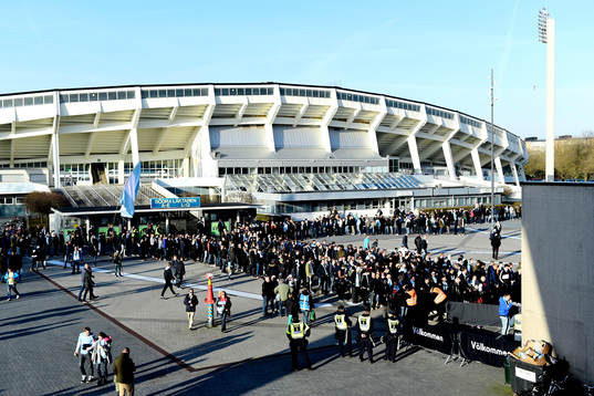 Köerna ringlar sig långa utanför Swedbank Stadion