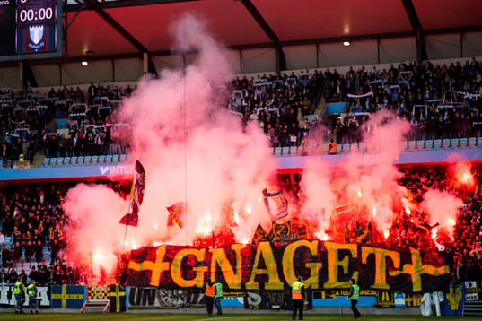 s supportrar bränner bengaler