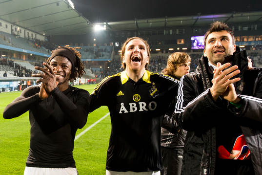 s Mohamed Bangura och Nils-Eric Johansson jublar mot