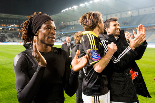 s Mohamed Bangura tackar med publiken