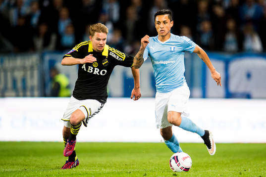 s Johan Blomberg och Malmö FFs Victor Yoshimar Yotun Flores