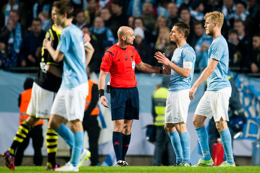 Malmö FFs Markus Rosenberg i samtal med domare Stefan