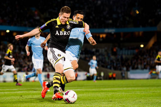 s Haukur Hauksson och Malmö FFs Victor Yoshimar Yotun