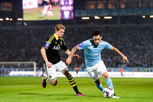 s Johan Blomberg och Malmö FFs Victor Yoshimar Yotun Flores