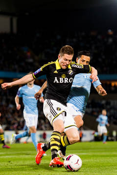 s Haukur Hauksson och Malmö FFs Victor Yoshimar Yotun