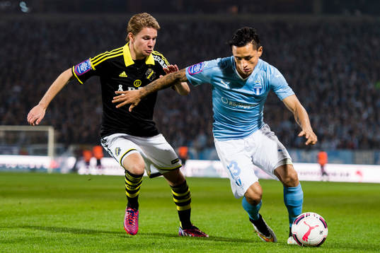 s Johan Blomberg och Malmö FFs Victor Yoshimar Yotun Flores