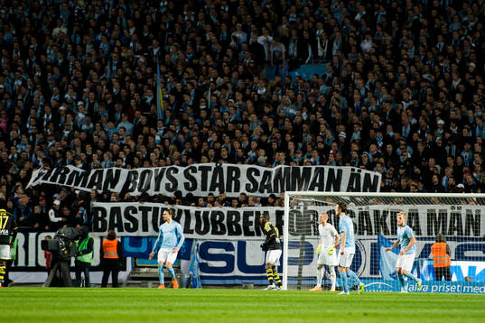 Malmö FFs supportrar med en banderoll