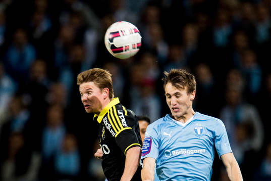 s Johan Blomberg i nickduell med Malmö FFs Magnus Wolff