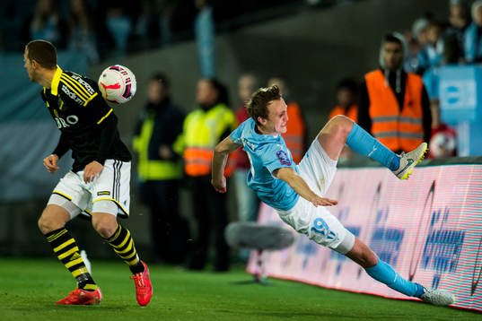 s Kenny Pavey tacklar Malmö FFs Magnus Wolff Eikrem