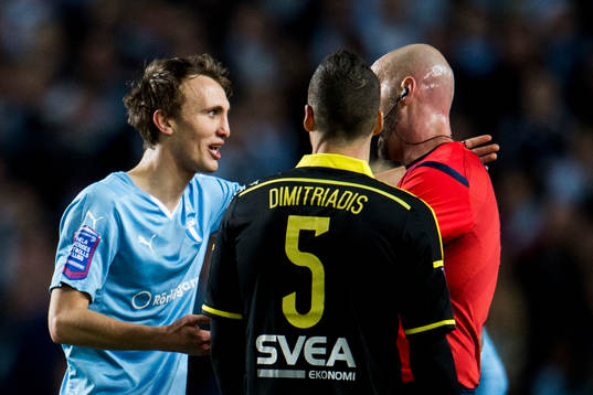 Malmö FFs Magnus Wolff Eikrem i diskussion med domare