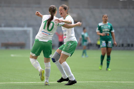 Hammarbys Madeleine Tegström och Elina Johansson jublar