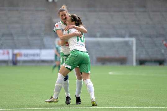 Hammarbys Madeleine Tegström och Elina Johansson jublar