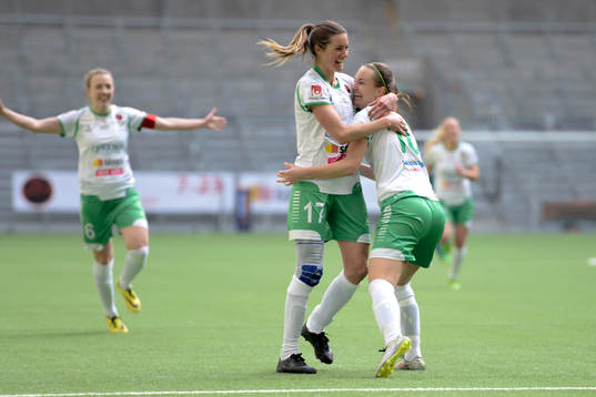Hammarbys Madeleine Tegström och Elina Johansson jublar