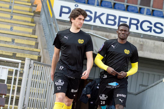 Mjällbys Lukas Grill (v) och Kwame Bonsu (h) före