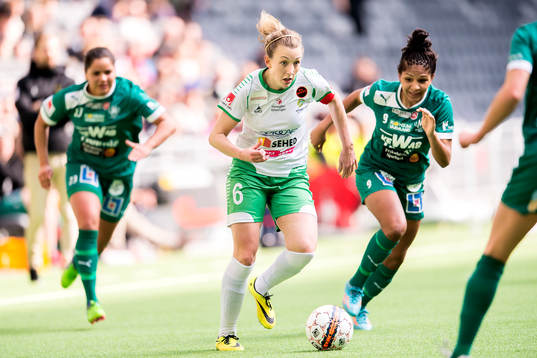Hammarbys Olga Ekblom och Mallbackens Madelen Janogy i en