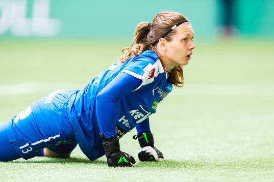 Mallbackens målvakt Jennifer Falk deppar