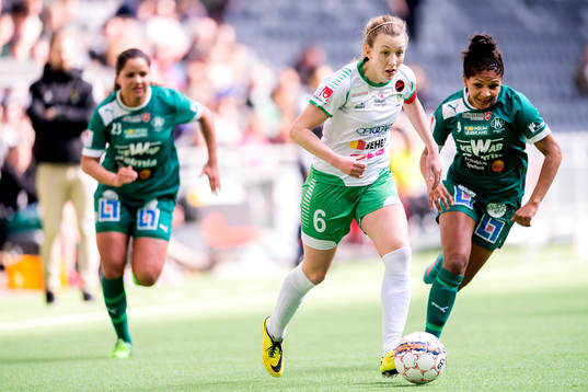 Hammarbys Olga Ekblom och Mallbackens Madelen Janogy i en